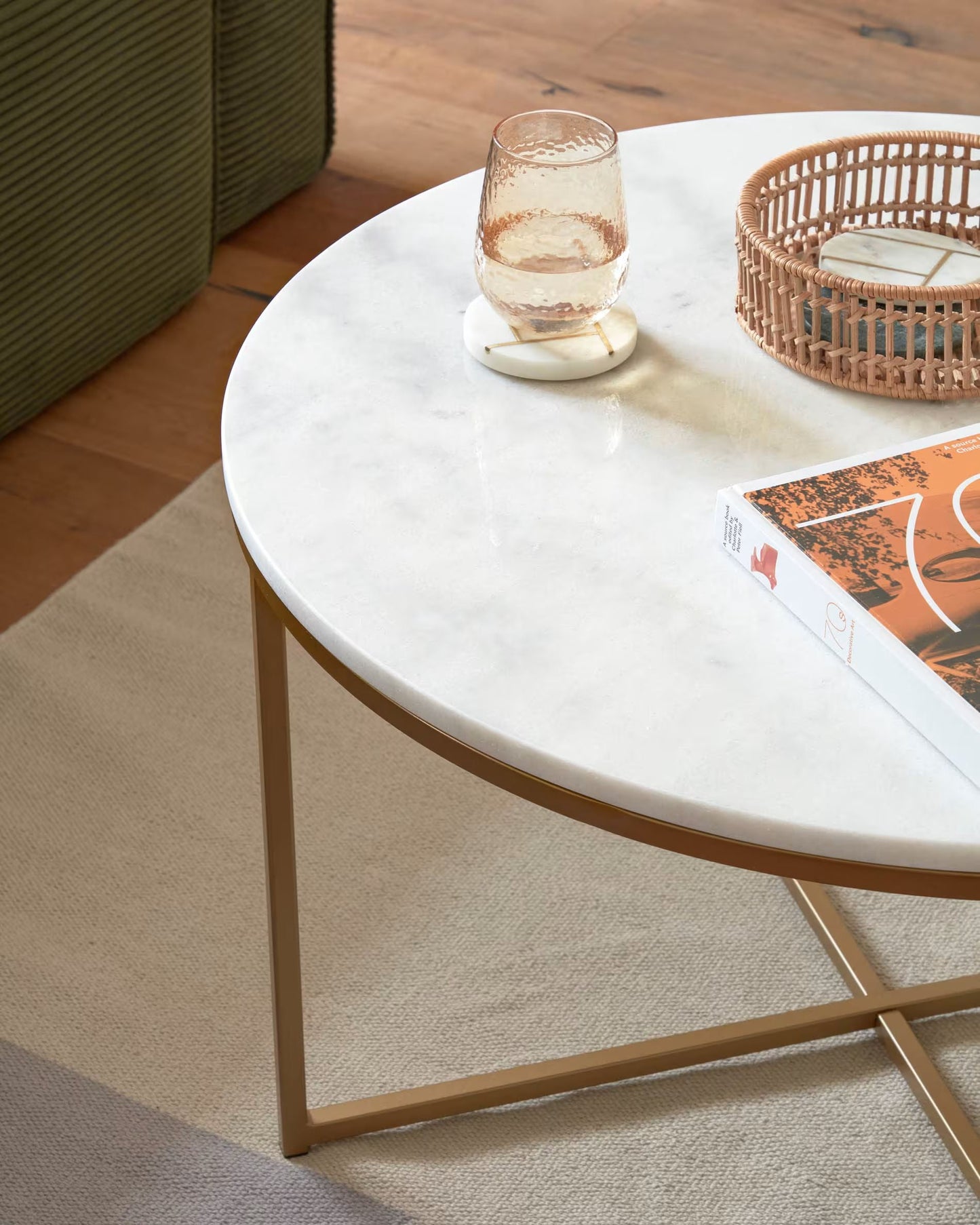 Metro coffee table in white marble and golden steel legs Ø 80 cm-MC3